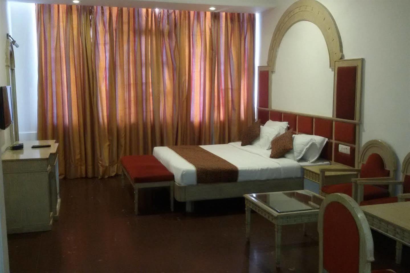 Hotel Classic Residency Kālka Exteriör bild